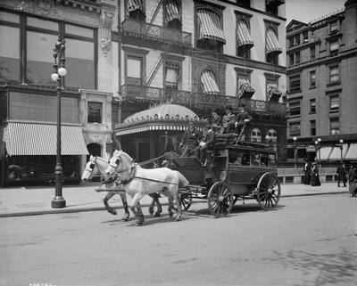 A 5th Ave stage, New York, c.1900-10 by Detroit Publishing Co.